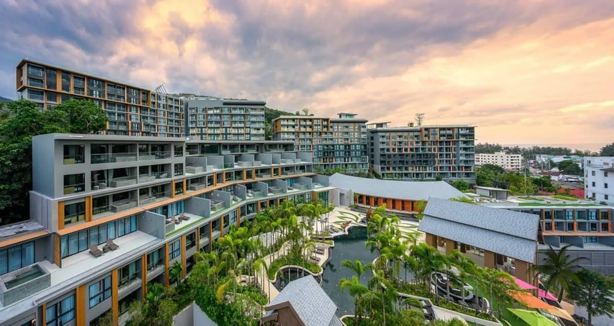 Корпуса Mida Grande Resort Phuket на закате